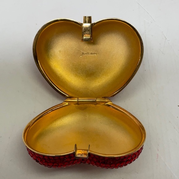 Judith Lieber miniature heart pillbox w/ Swarovski crystals, goldtone hardware - Picture 8 of 10